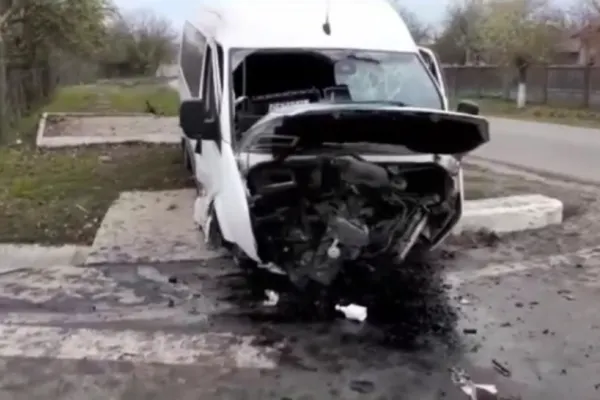 Accident în Vâlcea. Un micorbuz a intrat într-un cap de pod. 3 persoane sunt rănite
