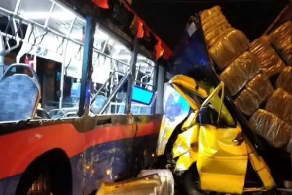 FOTO + VIDEO Accident mortal la Oradea. Impact violent între o dubă și un autobuz
