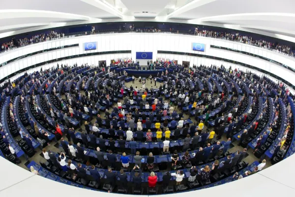 Parlamentul European a votat SALARIUL MINIM european. Cu cât ar trebui să crească veniturile angajaților români