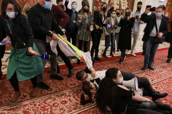 VIDEO - SCANDAL în Parlament, la învestirea noului Guvern: Protest împotriva noii coaliții de guvernare - „TOT VOI"