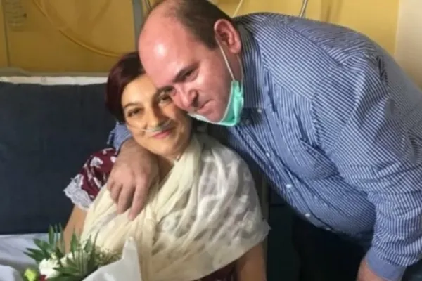 FOTO | Povestea emoționantă a doi români cununați într-un salon de spital din Italia