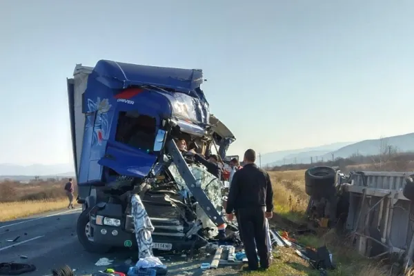 FOTO Accident în lanț, între 4 TIR-uri, pe o șosea din Banat. Un șofer a murit