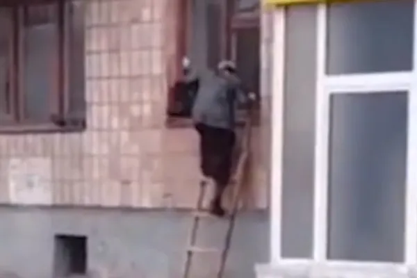VIDEO Momente INEDITE în Ucraina: O bunicuță a ieșit pe geam cu SCARA de teama interfonului - Imaginile au devenit VIRALE
