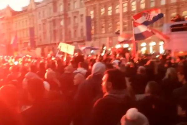 Restricțiile au scos din nou oamenii în stradă: Proteste VIOLENTE în Europa