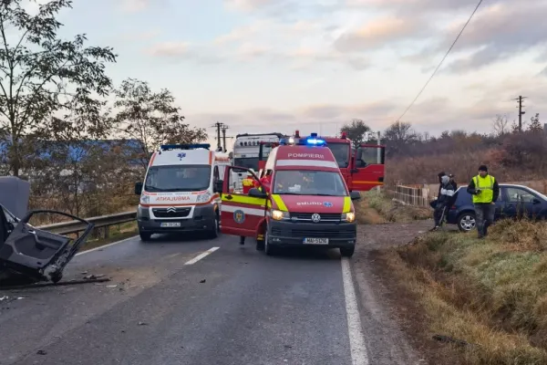 FOTO Accident grav în jud. Bistrița, 2 persoane încarcerate, trafic îngreunat