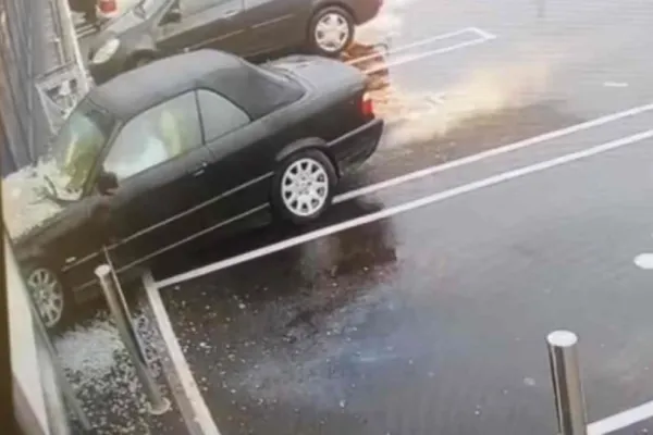 VIDEO Accident bizar, a intrat cu mașina prin vitrina unui supermarket din jud. Hunedoara