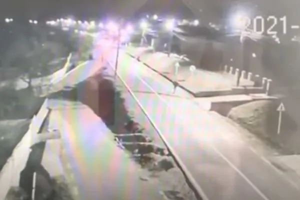 VIDEO | Momentul în care un şofer din judeţul Iaşi loveşte mortal un pieton şi fuge de la locul accidentului. Imagini cu un puternic impact emoțional