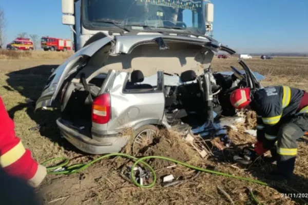 TRAGEDIE pe o șosea din Bacău. Un bebeluș, un copil de 3 ani și tatăl lor AU MURIT, într-un accident înfiorător (FOTO)