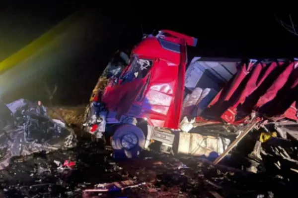 FOTO | IMPACT nimicitor! Patru oameni au MURIT într-un accident rutier produs în judeţul Caraş-Severin. O mașină a fost strivită între două TIR-uri