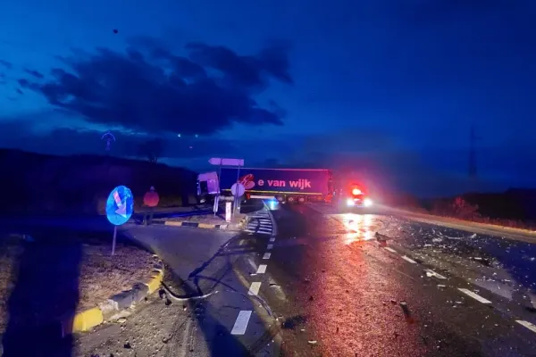Accident grav la Cluj - Cinci răniți, printre care și un copil, în urma unui accident între un TIR și un autoturism