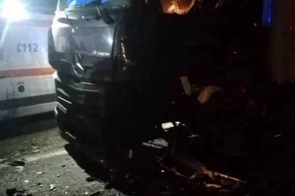 Accident grav în Sibiu - Trafic blocat după ce un autoturism și două autocamioane s-au ciocnit