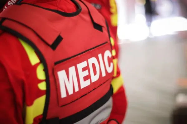 Accident grav pe A1: Doi răniţi, din care unul inconştient, după ce o maşină s-a izbit de un TIR