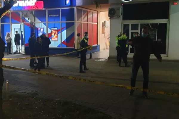 FOTO + VIDEO | Scene șocante în plină stradă, la Arad. Un bărbat a tras cu arma, după ce a înjunghiat o persoană - Polițiștii îl caută