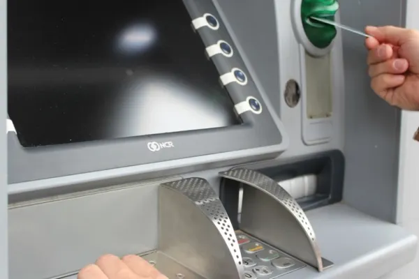Metoda prin care doi români furau bani din bancomate în Italia. Autoritățile au ajuns să avertieze publicul să fie cu ochii în patru