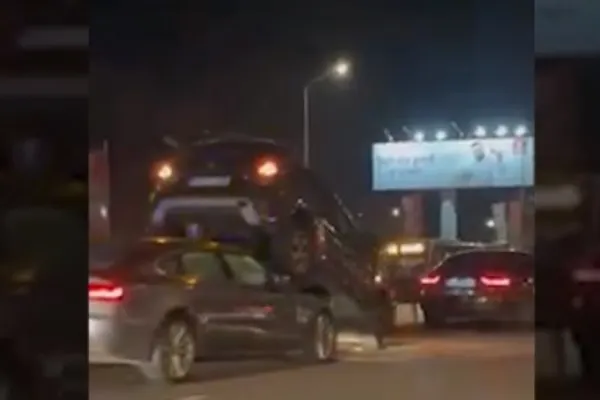 Accident spectaculos la ieșirea din București. Un autoturism a rămas suspendat, după ce o mașină l-a lovit din spate