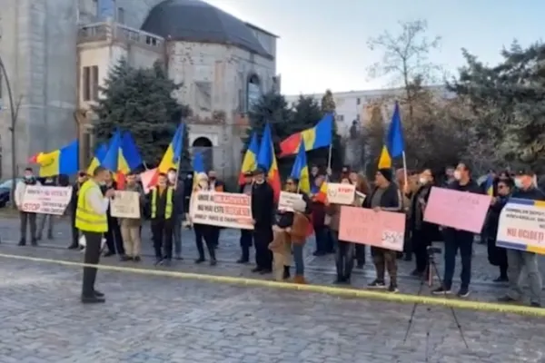 Țara dă în CLOCOT! Noi proteste față de RESTRICȚII și de certificatul verde - Ce au scandat manifestanții care se opun vaccinării VIDEO