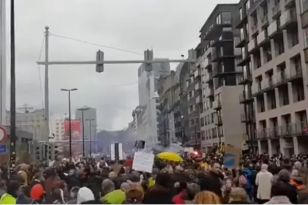 Ciocniri între manifestanți și forțele de ordine, la Bruxelles: Poliția a dat cu tunuri de apă şi gaze lacrimogene - Proteste anti RESTRICȚII