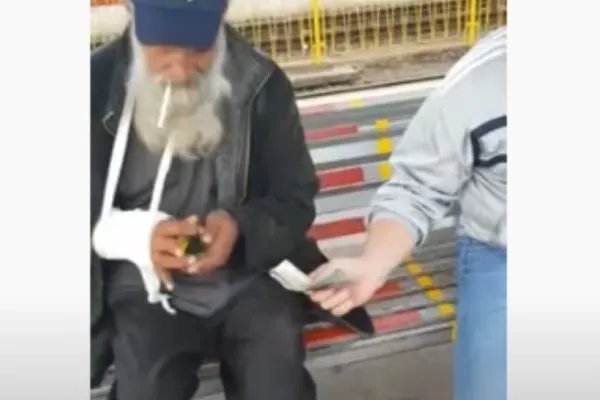 VIDEO | Polițiști din Cluj, reținuți după ce au bătut un cerșetor. Oamenii legii s-au filmat singuri