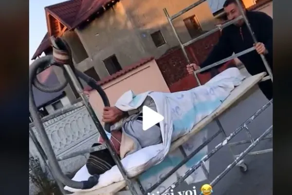VIDEO – Imagini halucinante pe ulița unui sat din România – Un presupus bolnav de covid, plimbat cu schela și intubat cu tubul de la aspirator – I se aplică tratamentul cu bere