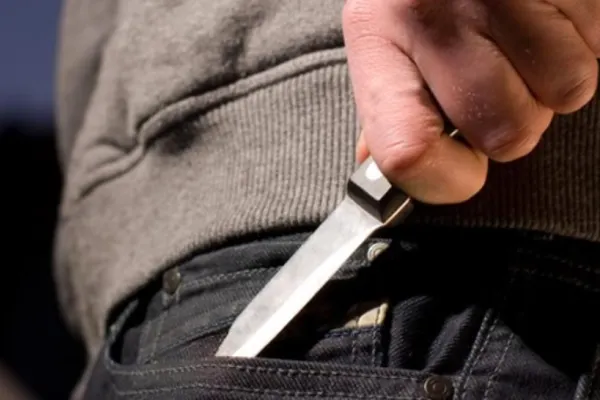 Femeie înjunghiată de mai multe ori, chiar de partener. Cum l-au găsit polițiștii