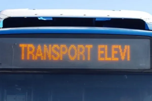 ȘOFERUL unui autobuz de transport elevi, aproape de COMĂ ALCOOLICĂ! Ce au descoperit polițiștii