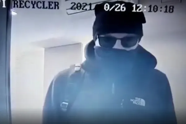 Bărbatul care a luat dintr-un bancomat 6.000 de euro, găsit de polițiști