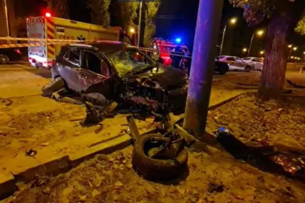 FOTO | Accident teribil în Mamaia. O gravidă băută la volan a intrat cu maşina într-un copac şi într-un stâlp de iluminat - 2 victime