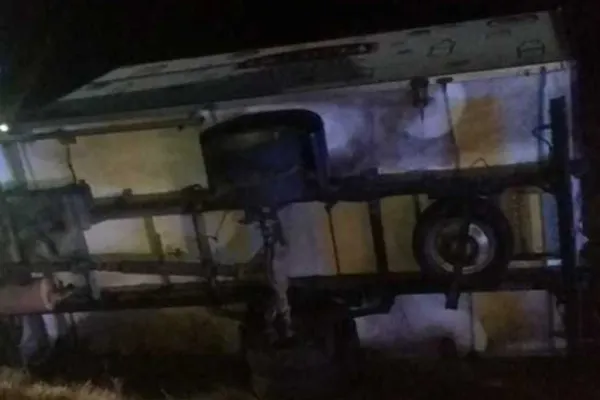 FOTO | Un camion plin cu alimente s-a răsturnat pe centura orașului Brăila. Șoferul a rămas blocat în mașină