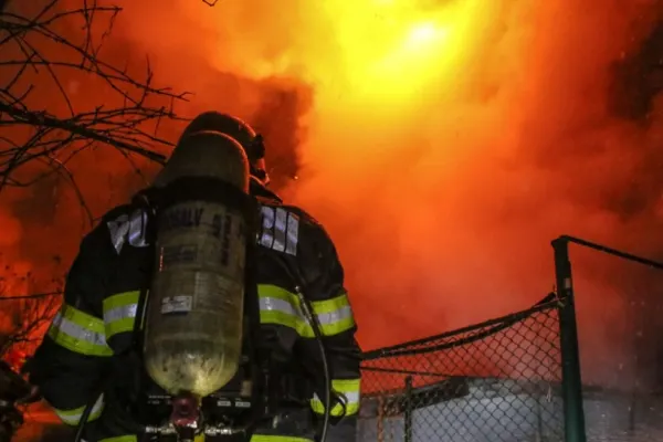 Incendiu URIAȘ la un depozit de mobilă din Zona Industrială a Buzăului -  Focarul a cuprins şi clădirea învecinată