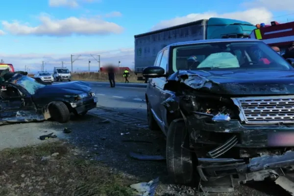 FOTO | Accident violent între două mașini pe DN1C! Un bărbat este rănit