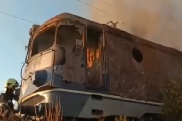 INCENDIU la o locomotivă în Gara Predeal. Era cuplată la vagoane pline cu MOTORINĂ - pericol de EXPLOZIE