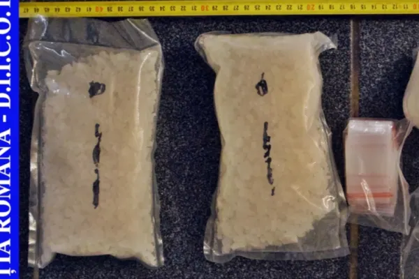 FOTO | Peste 1 kg de DROGURI psihoactive găsite de polițiști. Cine este bărbatul reținut