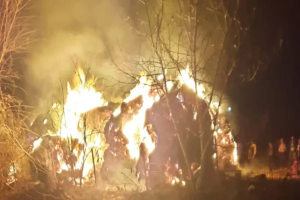 PIROMAN la 70 de ani! Bărbatul a fost reținut de polițiști. Pe cine a vizat incendiul