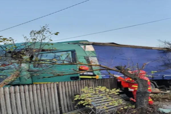 FOTO | Accident violent! Un șofer a intrat cu TIR-ul într-un gard