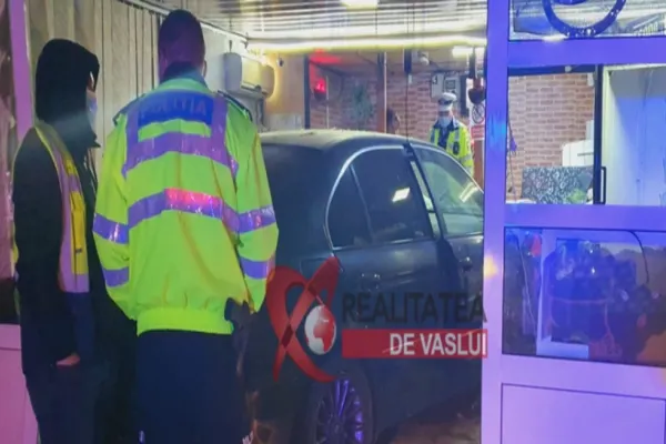 Accident SPECTACULOS la Bârlad! Un bărbat a intrat cu mașina în bar! FOTO-VIDEO