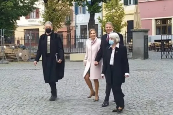 Iohannis, întâmpinat cu PROTESTE la Sibiu. MESAJUL ironic în limba maghiară afișat de protestatari
