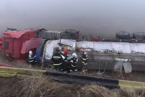 FOTO | Accident teribil în Olt. O victimă, după ce o cisternă cu sodă caustică s-a răsturnat – Traficul a fost blocat