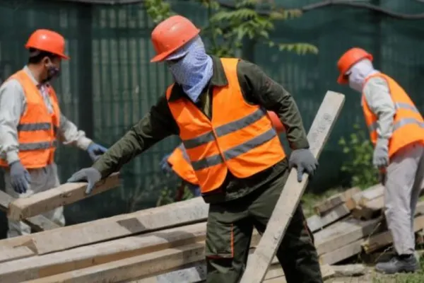 Nivel record de muncitori străini în România - Guvernul crește de 4 ori numărul din cauza CRIZEI forței de muncă