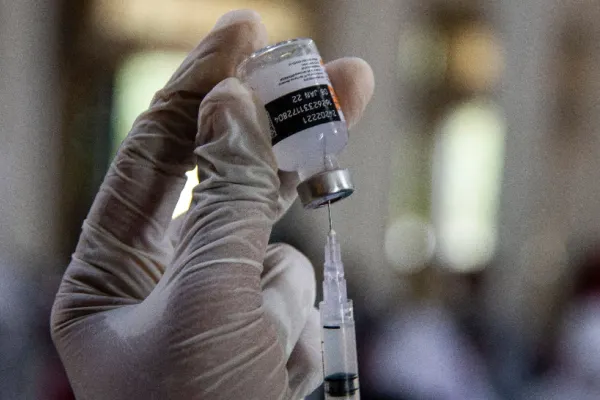 AUR îi cere Laurei Codruța Kovesi să înceapă investigarea modului în care Comisia Europeană a făcut achizițiile de vaccinuri anti COVID-19