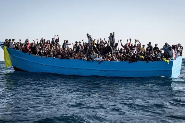 Navă umanitară cu 800 de migranți a cerut permisiunea de a opri într-un port italian