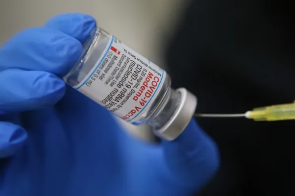 Prima persoană cu Omicron din Italia și-a infectat toată familia. Vaccinul, însă, i-a salvat