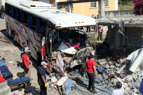 FOTO | Carnagiu pe o șosea din Mexic: 19 morți și 32 de răniți într-un teribil accident