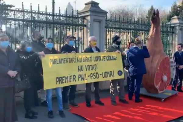 Protest la Parlament, în ziua audierilor miniștrilor din Guvernul Ciucă. „Nu giraţi lupta pe ciolan: nu votaţi premier PNL-PSD-UDMR!”