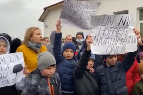 Continuă protestele în județul codaș la vaccinare. Părinți, elevi și profesori cer prezență fizică