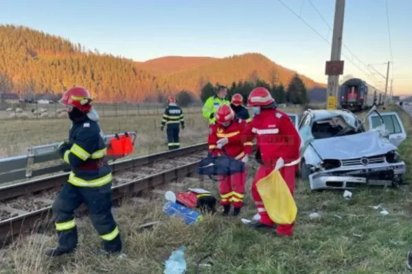 ACCIDENT INFIORĂTOR 2 femei în stare gravă, după ce un autoturism a fost spulberat de tren (FOTO)