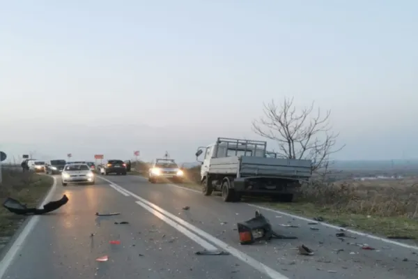 Accident auto grav într-o localitate din Suceava. Şase persoane, dintre care doi copii, au ajuns la spital