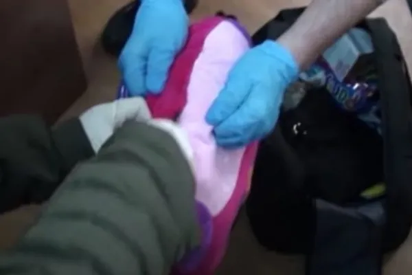 VIDEO | Prins în flagrant când încerca să trimită în Italia sute de bancnote de euro false, ascunse într-o pernă