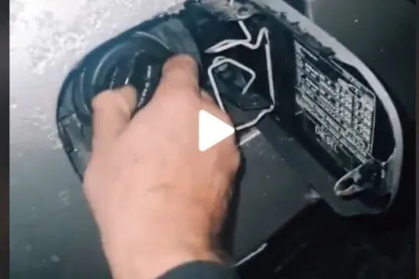 VIDEO – Trucul pe care cei mai mulți șoferi nu-l știu – Cum se alimentează corect mașină cu combustibil, fără să te murdărești