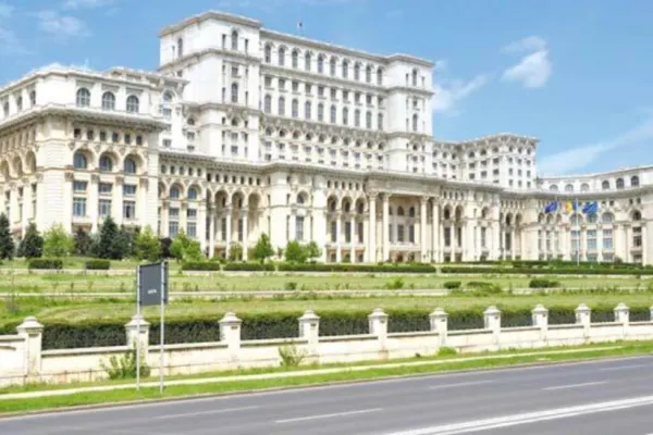 Un bărbat a sărit gardul și a încercat să intre cu forța în Palatul Parlamentului. Explicația halucinantă dată polițiștilor