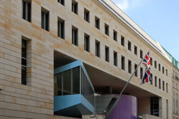 Un britanic, paznic la Ambasada Angliei din Germania, suspectat de SPIONAJ în favoarea Rusiei. Ce riscă acesta